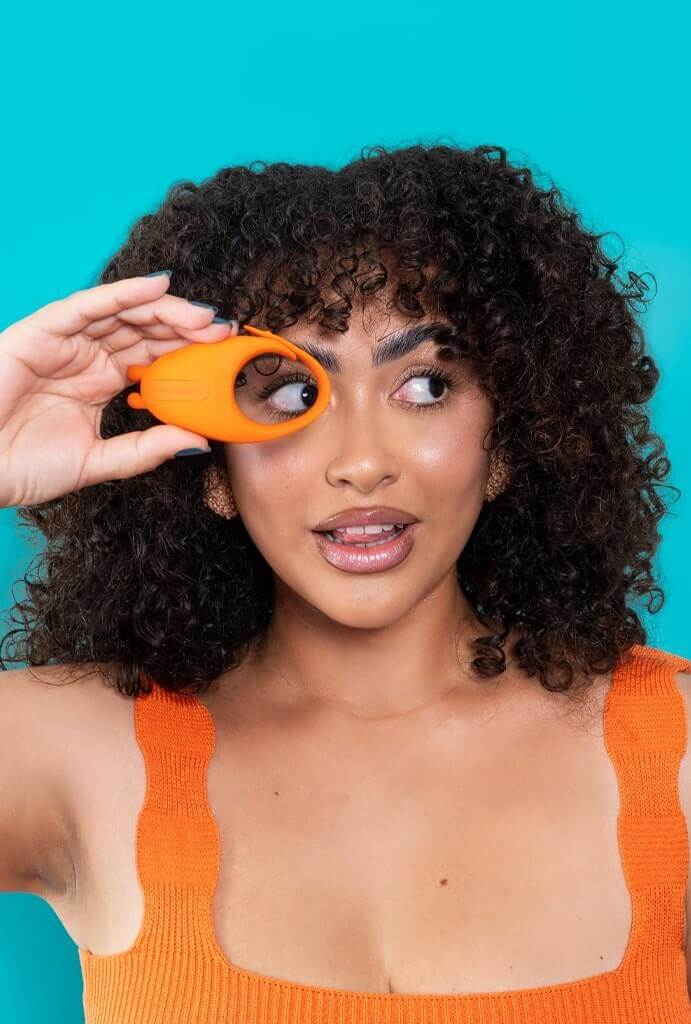 anel peniano vibratório Belt nas mão da modelo, pantynova | Sex Shop Produtos Eróticos Online