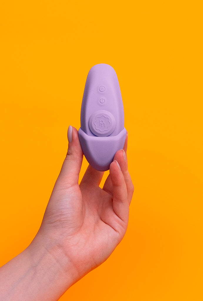Calcinha vibratória Fit2, com controle remoto para casais, foto frente segurando a calcinha | Sex Shop Produtos Eróticos Online pantynova