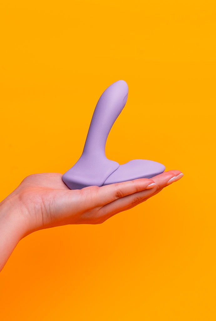 Calcinha vibratória Fit2, com controle remoto para casais, foto lateral, detalhe lateral segurando nas mãos | Sex Shop Produtos Eróticos Online pantynova