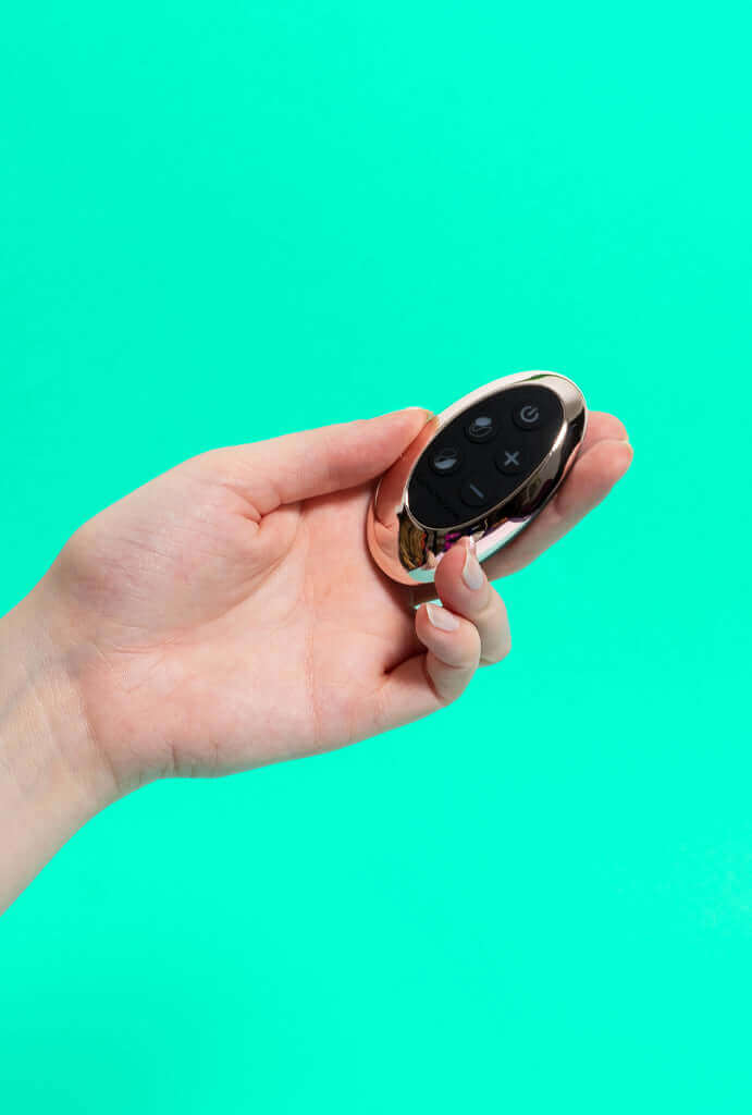 Calcinha Vibratória e Sugador de Clitóris Wonderlove nas mão com controle remoto, pantynova | Sex Shop Produtos Eróticos Online