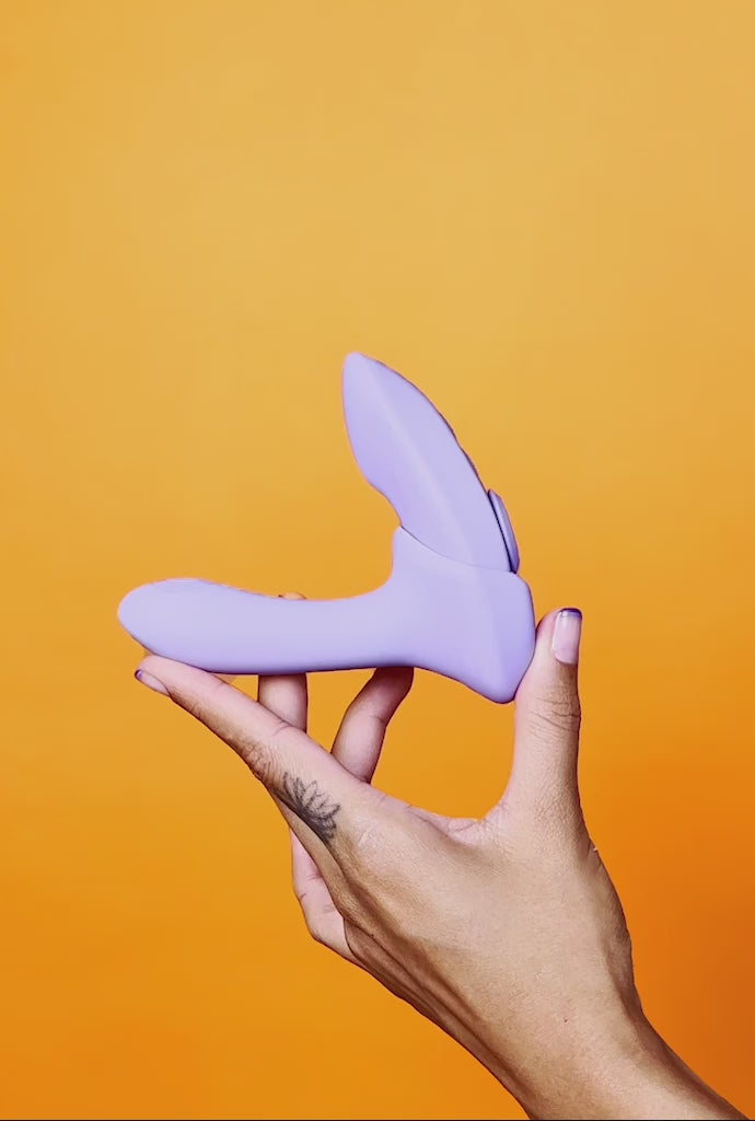 Calcinha vibratória Fit2, com controle remoto para casais, foto lateral, detalhe lado nas mãos | Sex Shop Produtos Eróticos Online pantynova