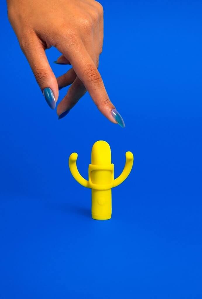 Vibrador Bullet - Clits vibrador bullet - Foto com Mãos - pantynova | Sex Shop Produtos Eróticos Online